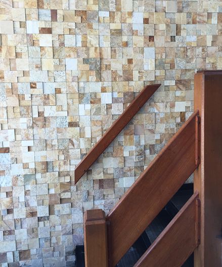 Rivestimento in pietra naturale quarzite nel vano scale