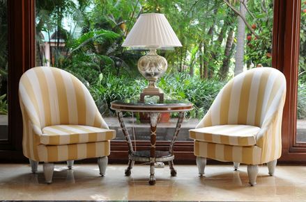 Stile esotico con legno scuro e pietra naturale scintillante: questo è lo stile coloniale!