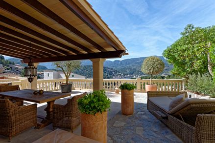 Area salotto della terrazza in stile mediterraneo