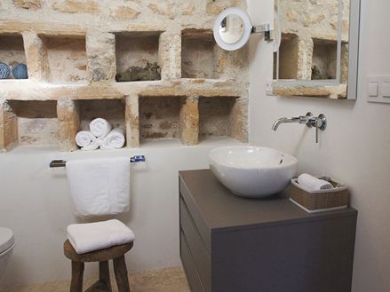 Bagno rustico con pietra naturale