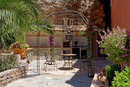 Perfettamente coordinato: I mobili in ferro filigranato si integrano in un ambiente mediterraneo.