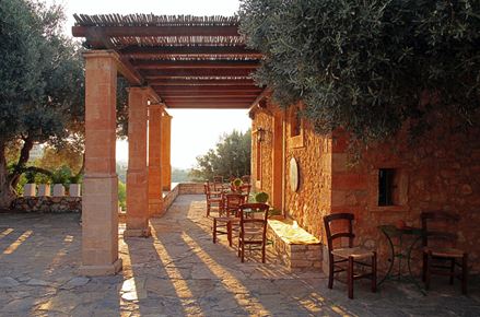 Pergola mediterranea alla luce della sera