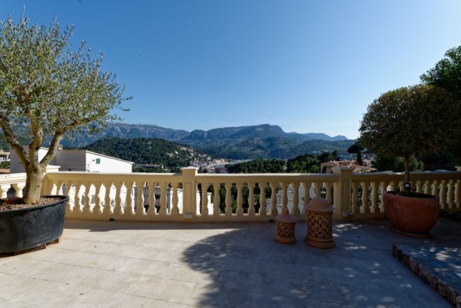 Pittoresca terrazza mediterranea con piante e cielo azzurro sullo sfondo