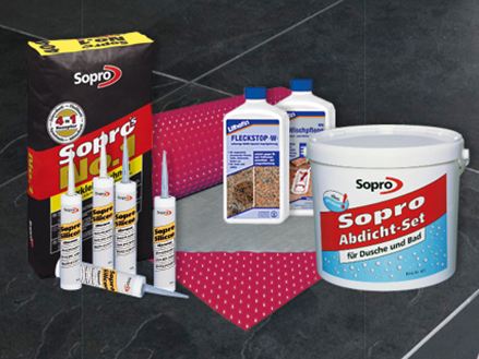 Accessori professionali davanti a un pavimento in ardesia scura