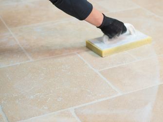 La pulizia delle piastrelle di travertino dopo la posa
